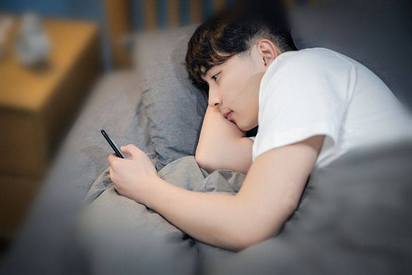 Sử dụng điện thoại di động. Nhiều người đều sử dụng điện thoại trước khi đi ngủ mà không biết điều này có thể gây hại. Nghiên cứu chỉ ra, sử dụng điện thoại hơn 1 giờ trên giường trước khi đi ngủ có thể làm giảm tổng lượng melamin sinh ra khoảng 22%, ảnh hưởng trực tiếp đến giấc ngủ, khiến bạn không thể ngủ sâu, thậm chí mất ngủ.