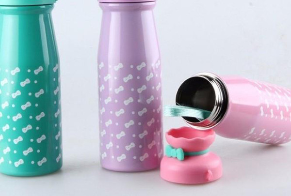 Ngoài vấn đề vệ sinh, sử dụng bình giữ nhiệt cần chú ý loại đồ uống bên trong. Bình giữ nhiệt không thích hợp đựng đồ uống có hàm lượng đạm cao như sữa, sữa đậu nành. Chúng rất dễ bị biến chất trong điều kiện giữ nhiệt. Sữa cũng có độ bám dính nhất định, gây khó khăn trong việc lau rửa.