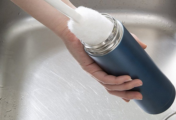 Để dùng bình giữ nhiệt an toàn, đầu tiên cần phải vệ sinh sạch sẽ mỗi ngày. Đây là cách cơ bản để ngăn ngừa mùi hôi và vết bẩn.