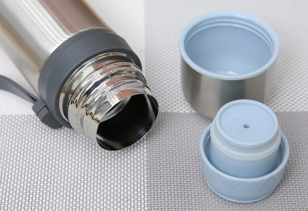 Thứ hai, chú ý súc rửa thật kỹ vị trí ruột, nắp bình theo thứ tự ruột trước, nắp sau. Bạn có thể cho lượng nhỏ muối vào bình, lắc với nước ấm rồi ngâm trong 5-10 phút. Khi vệ sinh nắp, phụ huynh dùng kem, bàn chải đánh răng cọ các khe hở. Tiếp tục rửa lại toàn bộ bên trong và bên ngoài bình bằng nước sạch một lần nữa. Không đậy nắp ngay sau khi rửa.