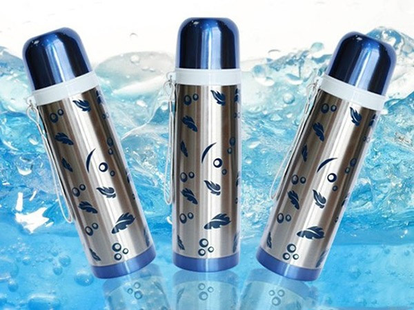 Mặt khác, nhiệt độ trong bình thường ổn định. Môi trường ẩm ướt tạo điều kiện cho các loại vi khuẩn sinh sôi. Tình trạng nhiễm khuẩn diễn ra mạnh hơn khi bạn liên tục uống nước rồi đậy nắp nhiều lần. Vi khuẩn sẽ bám trên miệng bình, tích tụ ở các khe hở nắp bình đi vào nước.