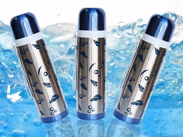 Mặt khác, nhiệt độ trong bình thường ổn định. Môi trường ẩm ướt tạo điều kiện cho các loại vi khuẩn sinh sôi. Tình trạng nhiễm khuẩn diễn ra mạnh hơn khi bạn liên tục uống nước rồi đậy nắp nhiều lần. Vi khuẩn sẽ bám trên miệng bình, tích tụ ở các khe hở nắp bình đi vào nước.