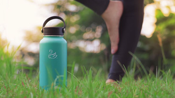 So với cốc thông thường, bình giữ nhiệt có thể đậy nắp nên rất tiện mang theo bên mình. Trẻ nhỏ ý thức vệ sinh chưa cao, có thể đặt bình tiếp xúc với nhiều vật dụng, bề mặt khác nhau nên việc nhiễm bẩn rất dễ xảy ra.