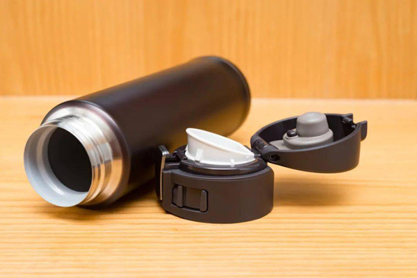 Mối nguy sức khỏe của bình giữ nhiệt bắt nguồn từ cấu tạo của chúng tương đối phức tạp. So với cốc không nắp, vệ sinh bình giữ nhiệt khó khăn hơn. Nhiều trường hợp chủ quan, chỉ tráng qua nước rồi dùng tiếp khiến bình dễ lắng bẩn.