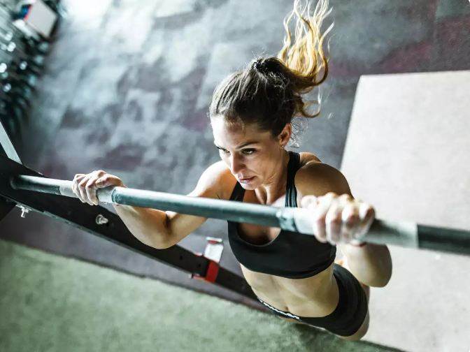 Khi đu, bạn sẽ không ở vị trí cố định mà sẽ lắc lư ở trên xà. Điều này giúp tăng cường chuyển động mắt mà còn cải thiện sự tập trung não bộ. Từ đó, góp phần đẩy lùi mối nguy thoái hóa cơ thể và hệ thần kinh.