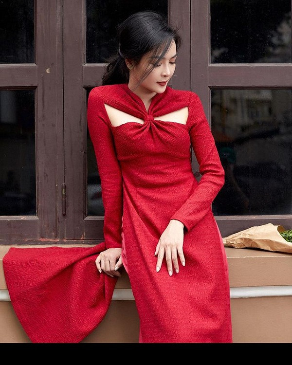 Sở hữu vóc dáng nuột nà, các món đồ cắt khoét, xẻ tà không làm khó được cô nàng hotgirl.