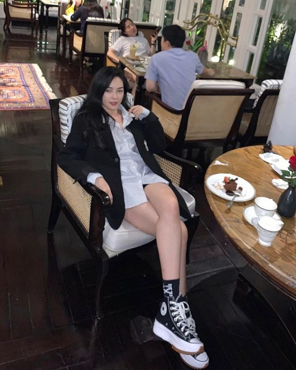 Trong hình, Thanh Quỳnh thỏa sức tạo dáng với style giấu quần, nhan sắc lẫn thần thái không thua kém bất kỳ mỹ nhân nào.