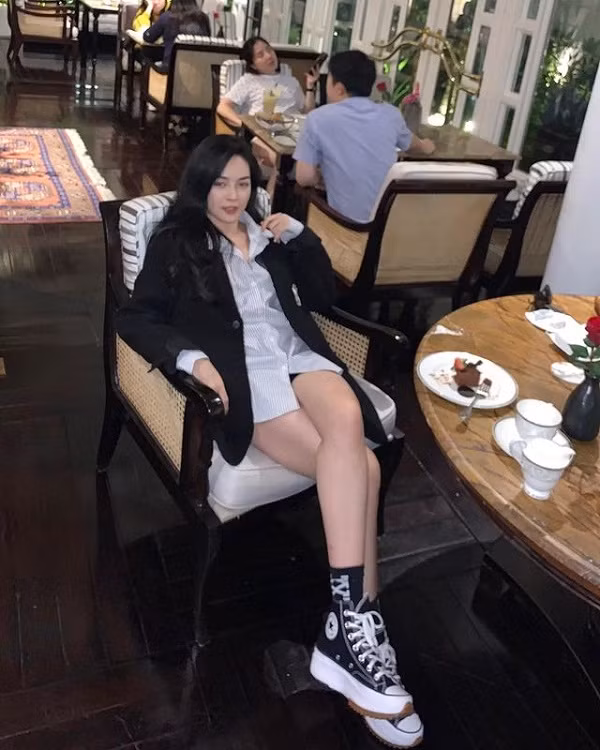 Trong hình, Thanh Quỳnh thỏa sức tạo dáng với style giấu quần, nhan sắc lẫn thần thái không thua kém bất kỳ mỹ nhân nào.