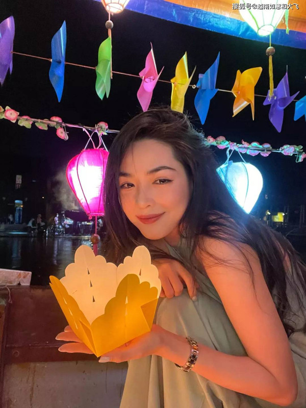 Tại Hàn, Thanh Quỳnh tiến hành loạt cuộc đại phẫu cắt xương hàm, chỉnh răng, gọt cằm, nhấn mí mắt, nâng mũi. Sau màn “lột xác”, Thanh Quỳnh chạm đến trái tim triệu người yêu cái đẹp nhờ vẻ ngoài xinh xắn, khí chất thần tiên thoát tục.