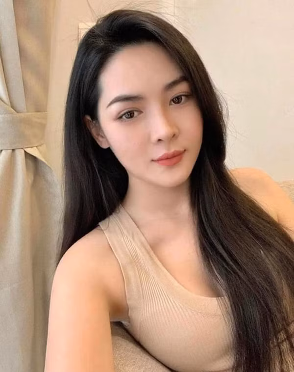 Trong những bức ảnh chụp cận mặt, cô thường được công chúng khen ngợi bởi đường nét gương mặt hài hòa, thanh tú.