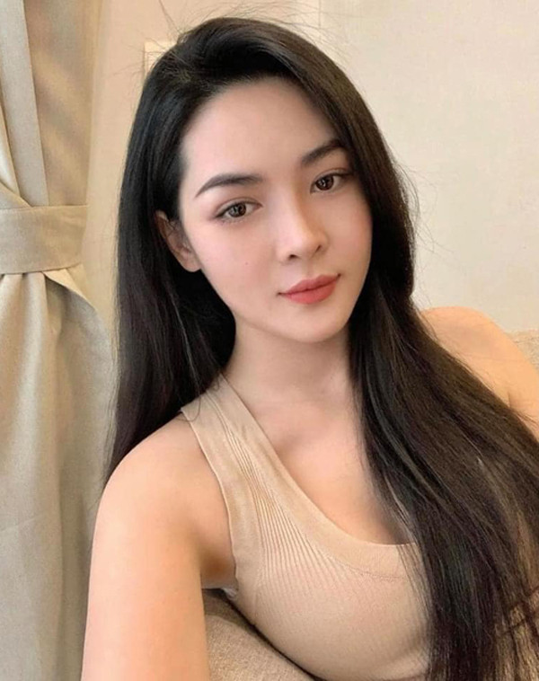 Trong những bức ảnh chụp cận mặt, cô thường được công chúng khen ngợi bởi đường nét gương mặt hài hòa, thanh tú.