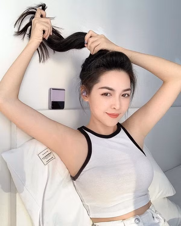 Ngắm nhìn diện mạo lung linh của Thanh Quỳnh, nhiều người thốt lên kinh ngạc bởi đường nét vô cùng hài hòa, không bị đơ cứng, khó có thể nhận ra cô nàng từng trải qua dao kéo.