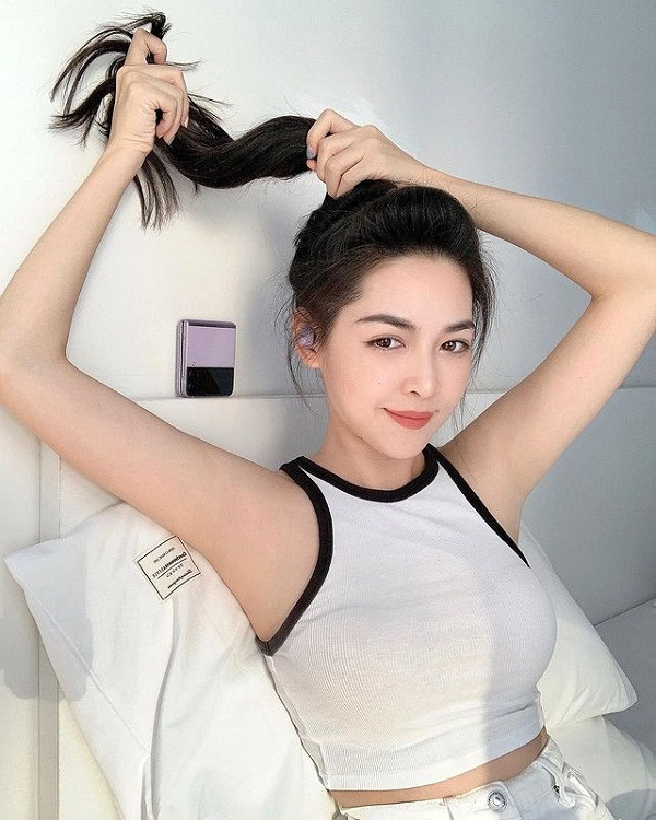 Ngắm nhìn diện mạo lung linh của Thanh Quỳnh, nhiều người thốt lên kinh ngạc bởi đường nét vô cùng hài hòa, không bị đơ cứng, khó có thể nhận ra cô nàng từng trải qua dao kéo.