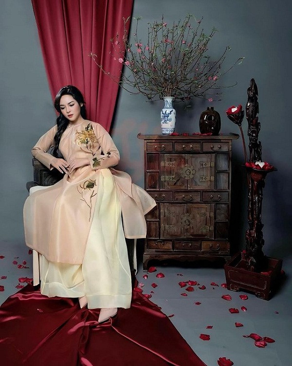 Cô nàng thường lên đồ nữ tính kết hợp trang điểm nhẹ nhàng, tôn khí chất “thần tiên”.