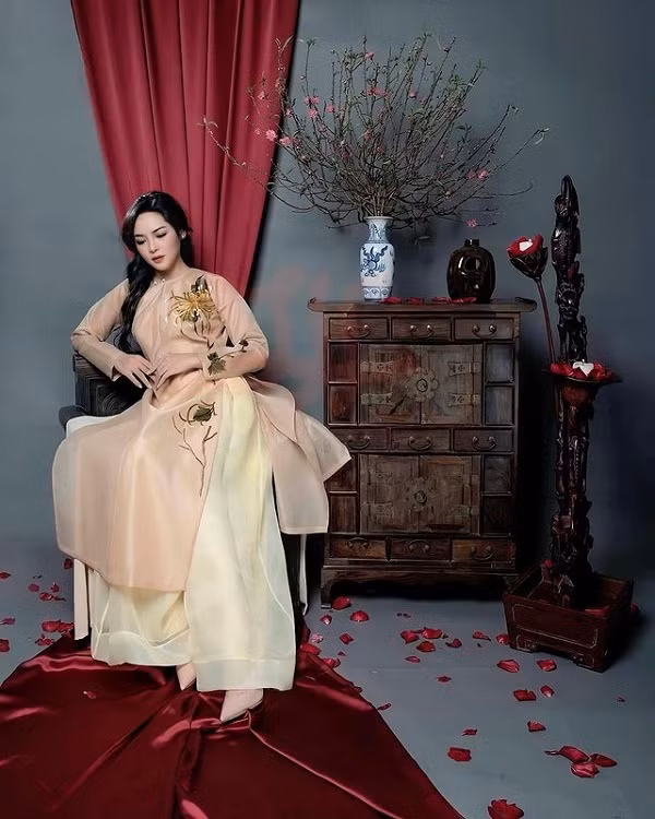 Cô nàng thường lên đồ nữ tính kết hợp trang điểm nhẹ nhàng, tôn khí chất “thần tiên”.