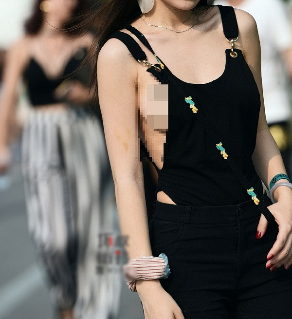 Trường hợp không mặc áo trong, bạn nên thiết kế phần yếm kéo cao, đủ che chắn vòng ngực. Đây cũng là cách mặc phổ biến khi không muốn mặc vào bộ nội y cứng nhắc.