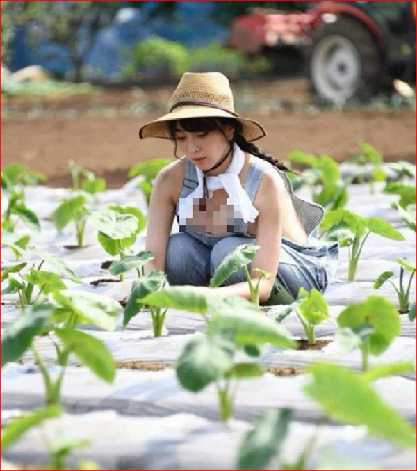 Ở góc máy khác, Tomomi Morisaki vẫn không được đánh giá cao khi chọn tư thế ngồi “đùn đẩy” vòng một. Trong làn áo kiệm vải, cô nàng trở nên sexy "nghẹt thở".