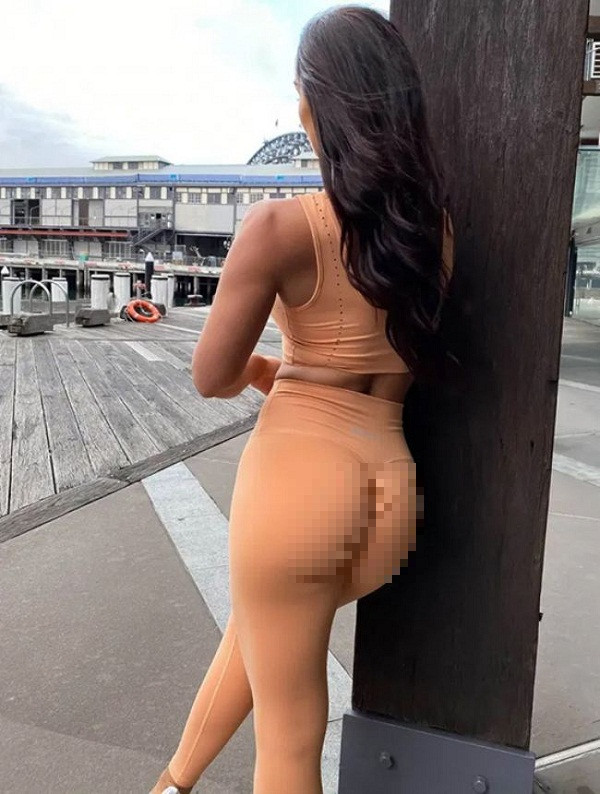 Mặc quần nude bó sát, người mặc khoe được đôi chân thon dài đáng ngưỡng mộ. Vậy nhưng bộ đồ có chất liệu co giãn, ôm sát, tiệp với màu da khiến người nhìn nhầm tưởng cô gái không mặc gì.