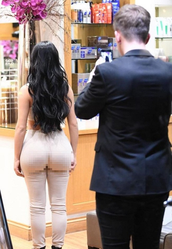 Tuy vậy, nude cũng là một màu rất dễ “phản chủ” nếu chị em không biết cách chọn và phối đồ. Đặc biệt khi mặc quần nude bó, không ít bạn gái vô tình trở thành tâm điểm chú ý.