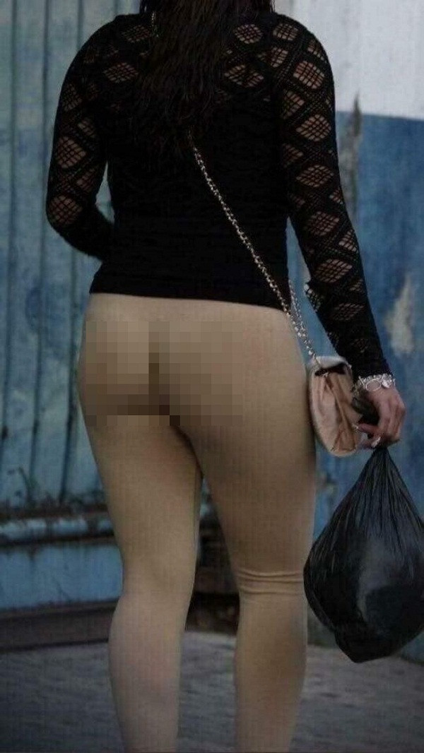 Để mặc đồ nude thời thượng mà không hớ, chị em nên lựa chọn những chiếc quần không quá chật. Một chiếc quần độ rộng vừa phải sẽ khắc phục được nhược điểm khó phối đồ, dễ để lộ vùng nhạy cảm của thiết kế ôm sát. Nếu như quần ôm sát cơ thể nếu nhìn lướt qua rất dễ hiểu lầm là không mặc quần thì thiết kế có độ rộng lại mang tới cảm giác thướt tha, nữ tính.