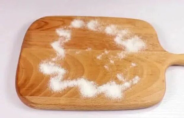 Nghiên cứu chỉ ra, aflatoxin không có khả năng kháng kiềm. Do vậy, để loại bỏ hoàn toàn aflatoxin, bạn nên rửa sạch thớt, bát đũa bằng nước nóng. Tiếp đó, dùng muối để khử trùng rồi bảo quản nơi thoáng mát.