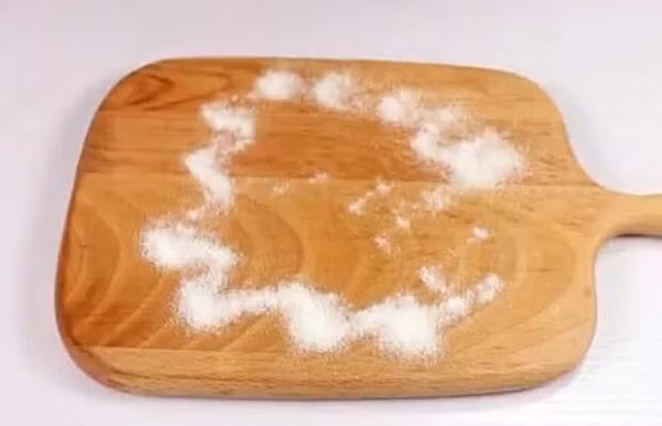 Nghiên cứu chỉ ra, aflatoxin không có khả năng kháng kiềm. Do vậy, để loại bỏ hoàn toàn aflatoxin, bạn nên rửa sạch thớt, bát đũa bằng nước nóng. Tiếp đó, dùng muối để khử trùng rồi bảo quản nơi thoáng mát.