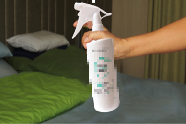 Cồn y tế khử trùng không chỉ có tác dụng diệt nấm mốc mà còn hữu ích trong việc tiêu diệt nhiều loại vi khuẩn có hại khác. Do vậy, bạn nên tận dụng chúng để xịt khử quần áo, giày dép.