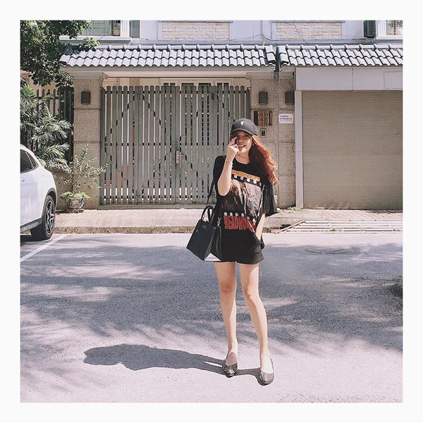 Stylist gợi ý thiết kế kiểu dáng suông, áo oversized cho phần thân trên kết hợp quần bó sát. Nếu thời tiết mát mẻ, chị em có thể thỏa sức sáng tạo với mốt áo giấu quần. Có thể nói, dù vòng eo hơi thô thì bạn gái vẫn vô cùng sexy trong set đồ này.