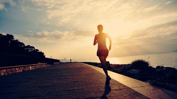 Chạy bộ là môn tập phổ biến, thích hợp với nhiều đối tượng. Dù dễ song người tập cần thực hiện đúng kỹ thuật. Cách chạy bộ không đúng có thể gây tổn thương xương khớp và hệ cơ. Dưới đây là những lỗi thường gặp khi chạy bộ, khiến bài tập không phát huy được lợi ích sức khỏe, đôi khi còn gây hại. (Ảnh minh họa)