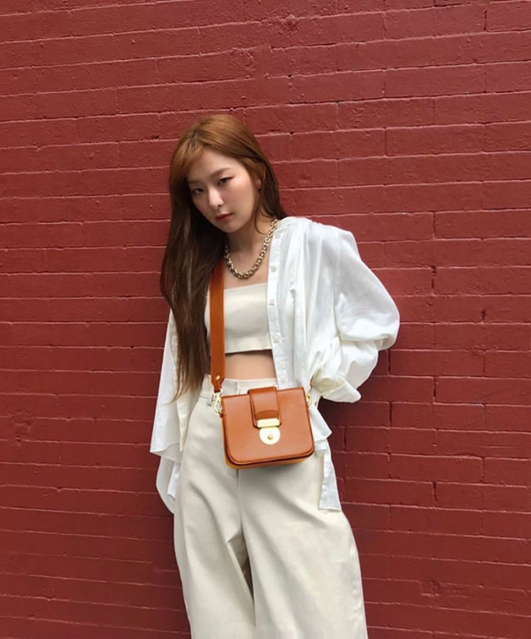 Ngoài ra, chị em có thể tận dụng sơ mi trắng làm áo khoác ngoài croptop hở eo bên trong. Hoặc ngược lại, mặc áo gile bên ngoài sơ mi trắng kết hợp quần ngắn. Cách mặc sơ mi này giúp người mặc tạo hiệu ứng thị giác đa tầng, kín đáo mà vẫn sexy.