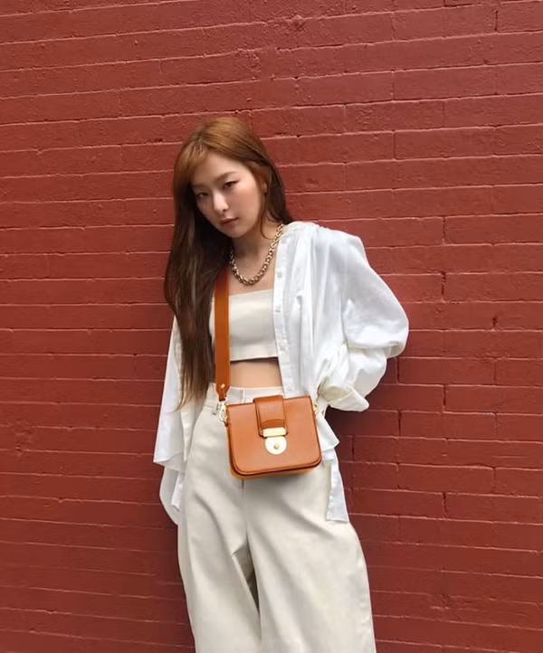 Ngoài ra, chị em có thể tận dụng sơ mi trắng làm áo khoác ngoài croptop hở eo bên trong. Hoặc ngược lại, mặc áo gile bên ngoài sơ mi trắng kết hợp quần ngắn. Cách mặc sơ mi này giúp người mặc tạo hiệu ứng thị giác đa tầng, kín đáo mà vẫn sexy.