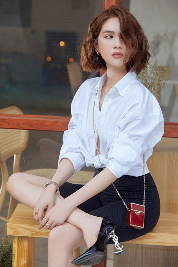  Áo sơ mi là thiết kế phổ biến, được chị em công sở chọn mặc nhiều nhờ giản dị, lịch sự, thoải mái lại dễ phối đồ, phù hợp với mọi vóc dáng. Tuy vậy, mặc sơ mi lặp đi lặp lại khiến vẻ ngoài của chị em trở nên đơn điệu, cứng nhắc. Ảnh: IG Ngoctrinh89