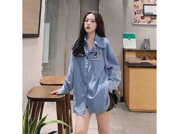 Ngoài ra, sơ mi denim còn có thể kết hợp với màu đỏ, nâu tanin để tạo nên sự tương phản, nổi bật.