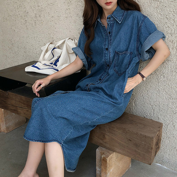 Đổi mới với sơ mi denim. Chất liệu denim mang tới “hơi thở” khỏe khoắn, “chất chơi” hơn hẳn so với các chất liệu khác. Khi mặc, bạn gái có thể phối đồ theo phương pháp denim on denim cổ điển, kết hợp phụ kiện giày trắng hoặc bốt.