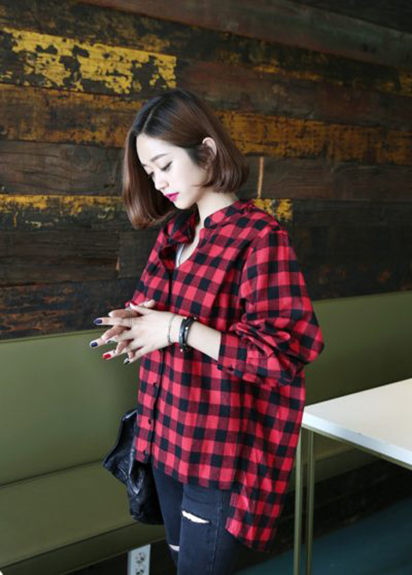 Khi mặc sơ mi kẻ, bạn gái nên kết hợp với mũ bóng chày, mũ rơm để hoàn thiện ngoại hình khỏe khoắn, làm mới tổng thể.