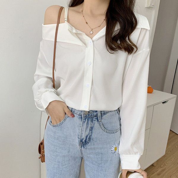 Để mặc sơ mi sexy, chị em tham khảo cách cởi 1-2 chiếc cúc vị trí gần cổ, để lộ xương quai xanh hấp dẫn. Phối sơ mi cách này, bạn nên kết hợp với quần jean bên dưới. Vẻ bụi bặm, phóng khoáng của jean sẽ giúp trung hòa phần thân trên cứng nhắc.