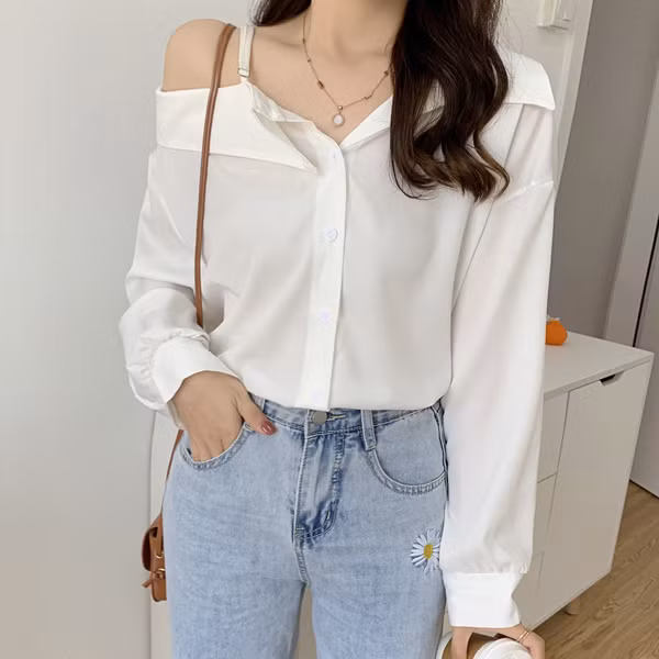 Để mặc sơ mi sexy, chị em tham khảo cách cởi 1-2 chiếc cúc vị trí gần cổ, để lộ xương quai xanh hấp dẫn. Phối sơ mi cách này, bạn nên kết hợp với quần jean bên dưới. Vẻ bụi bặm, phóng khoáng của jean sẽ giúp trung hòa phần thân trên cứng nhắc.