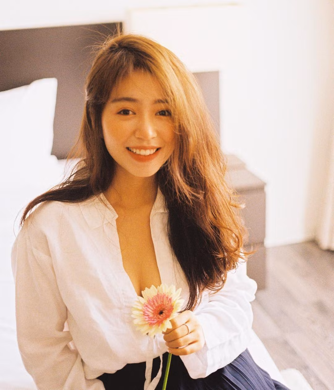 Tận dụng sơ mi cổ trụ. Sơ mi Henry không có phần cổ giúp giảm bớt nét cứng nhắc của thiết kế sơ mi thông thường. Lựa chọn phụ kiện và kiểu dáng phù hợp, bạn có thể dễ dàng mặc đẹp.