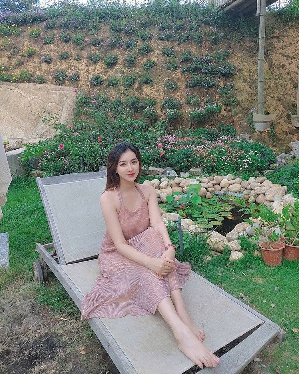 Gu thời trang của cô nàng cũng tạo ấn tượng với người nhìn. Có lẽ hoạt động lĩnh vực thời trang nên Triệu Vân rất biết bắt trend, liên tục cập nhật xu hướng ăn mặc thời thượng.