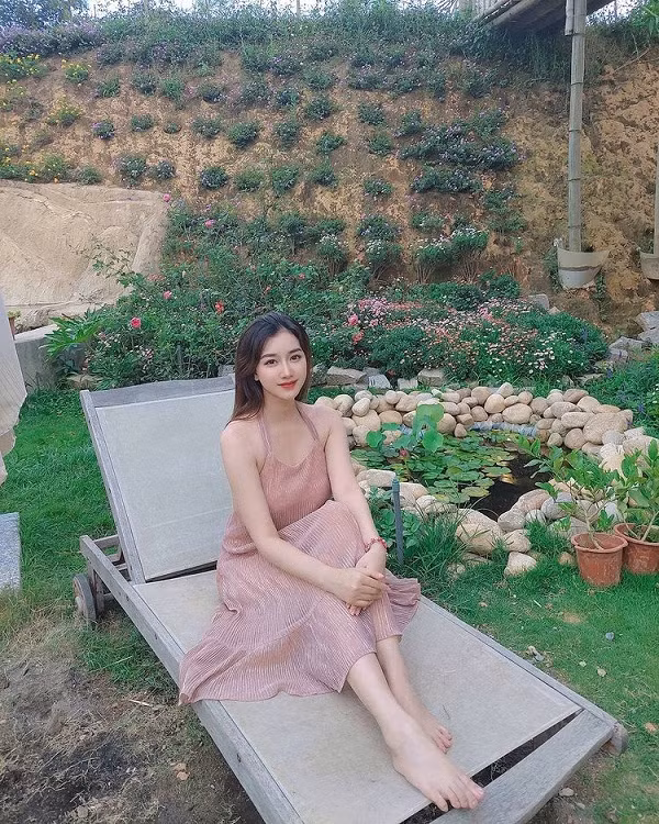 Gu thời trang của cô nàng cũng tạo ấn tượng với người nhìn. Có lẽ hoạt động lĩnh vực thời trang nên Triệu Vân rất biết bắt trend, liên tục cập nhật xu hướng ăn mặc thời thượng.