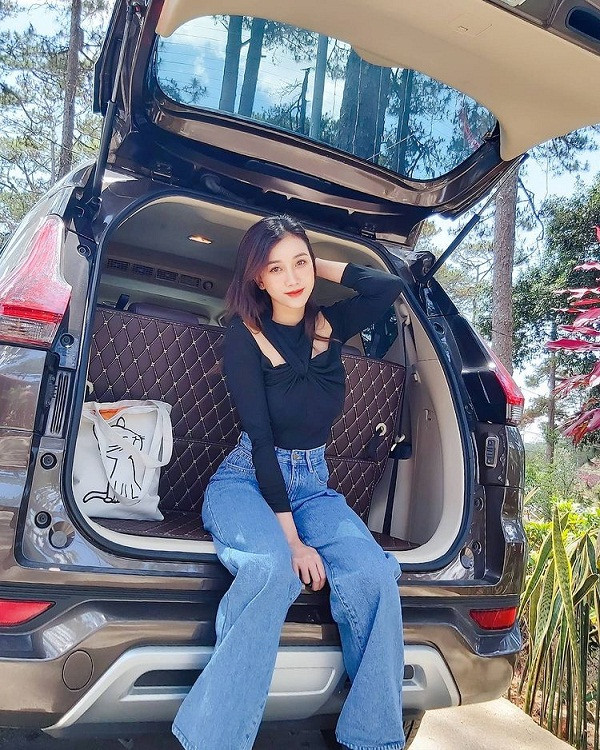 Thường xuyên “biến hóa” với nhiều kiểu trang phục song người quan tâm dễ dàng nhận thấy cô nàng khá ưu ái phong cách sexy.