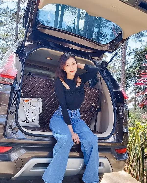 Thường xuyên “biến hóa” với nhiều kiểu trang phục song người quan tâm dễ dàng nhận thấy cô nàng khá ưu ái phong cách sexy.