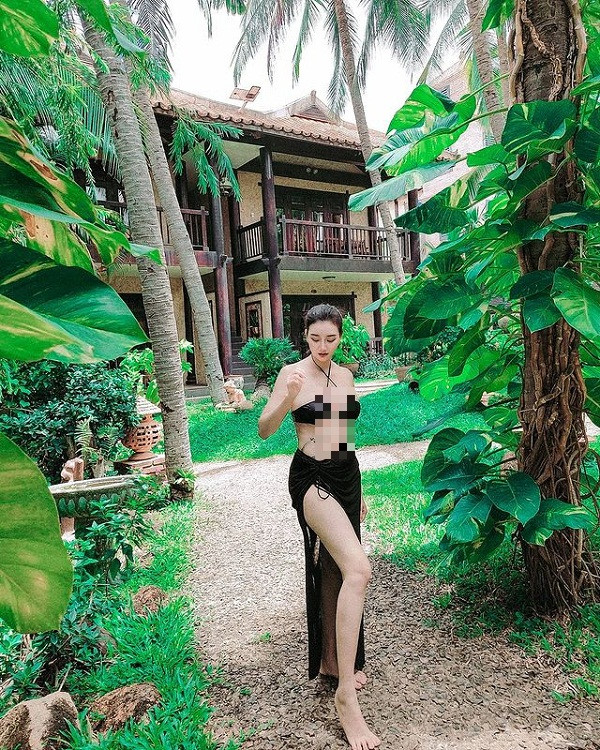 Khả năng phối đồ của Triệu Vân khá tốt. Cùng diện bikini song vẻ ngoài không hề nhàm chán. Đôi khi cô xuất hiện sexy mê hoặc, đôi khi lại vô cùng khỏe khoắn, năng động.