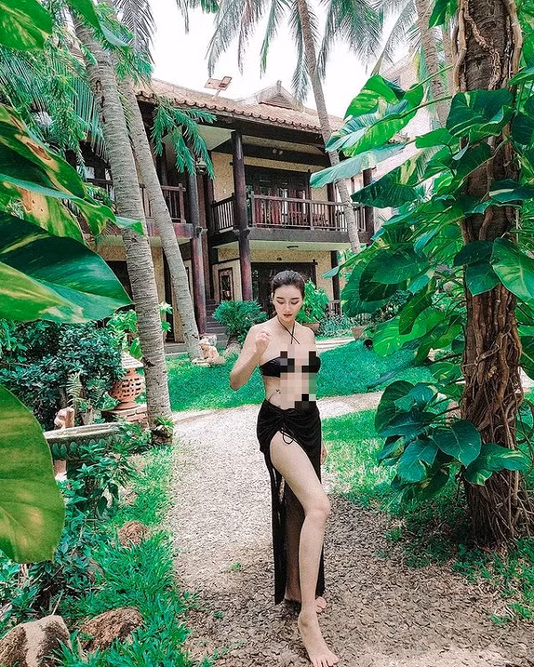 Khả năng phối đồ của Triệu Vân khá tốt. Cùng diện bikini song vẻ ngoài không hề nhàm chán. Đôi khi cô xuất hiện sexy mê hoặc, đôi khi lại vô cùng khỏe khoắn, năng động.