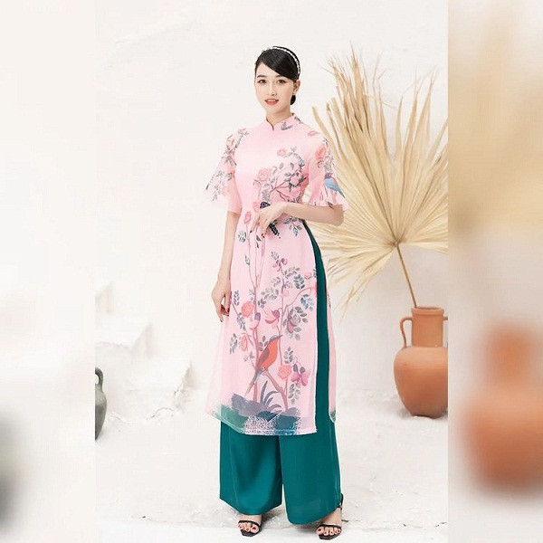 Đôi khi cô nàng lại khoe sắc thắm trong trang phục áo dài cách tân. Sở hữu body nuột nà, Triệu Vân không ngại khoe vóc dáng trong những bộ bikini. Dạo quanh trang cá nhân của cô nàng, người quan tâm thỏa sức ngắm nhìn người đẹp trong loạt trang phục bơi.