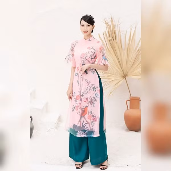 Đôi khi cô nàng lại khoe sắc thắm trong trang phục áo dài cách tân. Sở hữu body nuột nà, Triệu Vân không ngại khoe vóc dáng trong những bộ bikini. Dạo quanh trang cá nhân của cô nàng, người quan tâm thỏa sức ngắm nhìn người đẹp trong loạt trang phục bơi.