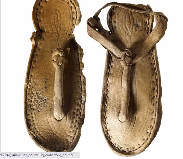 Đôi dép này có tuổi thọ hơn 3000 năm, thuộc về người Ai Cập. Mặc dù không còn nguyên vẹn song chúng khiến hậu thế ngưỡng mộ về khả năng sáng tạo, chỉn chu trong từng đường khâu.