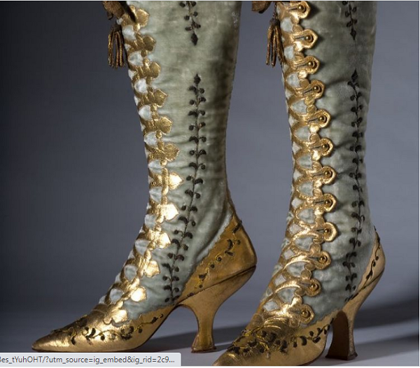 Đôi ủng cao gót là thiết kế phổ biến tại Đức, Thụy Điển cuối thế kỷ 19. Nhìn bề ngoài, kiểu dáng lẫn họa tiết trang trí của chúng không hề thua kém những đôi bốt sành điệu hiện nay.