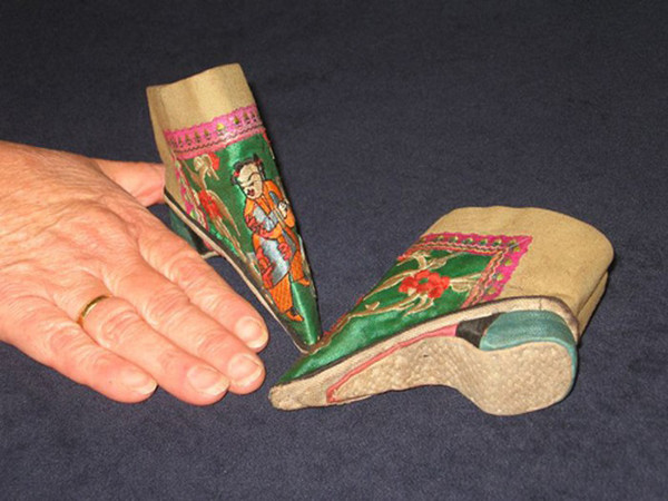 Giày sen là loại giày truyền thống mà phụ nữ ở Trung Quốc những năm 1800-1943 thường đi. Những đôi giày này được thiết kế tinh tế, làm từ bông hoặc tơ tằm, nhỏ xinh, có thể để vừa trong lòng bàn tay.