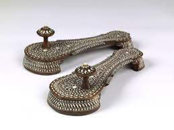 Chúng có thể mô phỏng theo hình dạng của bàn chân, con cá. Với Paduka dùng khi đi lễ hội hay làm lễ phục cho cô dâu, chúng sẽ được trang trí cầu kì, toát lên tính trang nghiêm, hoành tráng của sự kiện.